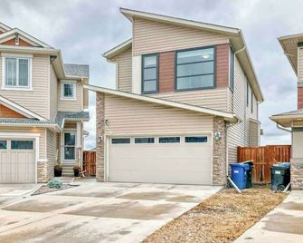 Walden Mount Luxury Villa - Entire 3-Bedroom Home - Calgary - Edifício