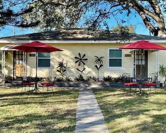 Spacious Gulfport Studio Cottage Duplex #2 - Gulfport - Patio