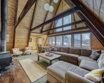 Geno's Groovy Getaway! - Monarch - Living room