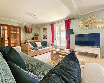 Villa de Charme Avec Piscine - Idéale Pour des Vacances en Famille ou Entre Amis - Sigogne - Living room