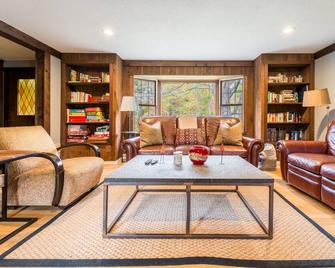 Blackwoods Old Country Home 5 Bedroom Home by RedAwning - Woodbury - Sala de estar