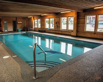 Courtyard Inn Vernon - Vernon - Kolam