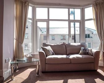 إتش كيو بار آند ريستورانت - دوغلاس - غرفة معيشة