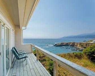 Cozy Oceanview! Hot Tub! Oceanfront! Shelter Cove, Ca - Shelter Cove - Balcony