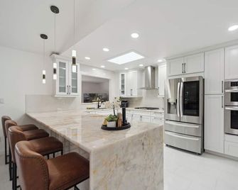Waterfront Paradise - 2 Lake Views in Prime Location - Battle Creek - Kitchen