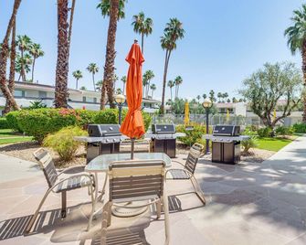 2 Mi to Downtown: Gated Condo in Palm Springs - Palm Springs - Binnenhof