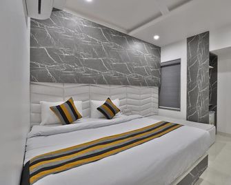 Hotel Le Grand - Surat - Schlafzimmer