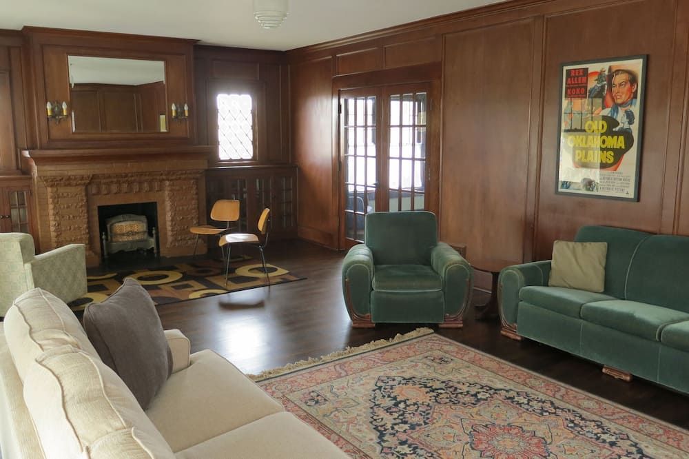 Historic Home - Freshly Renovated - in the Heart of it All - Skyline Views! - Tulsa - Living room