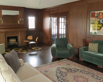 Historic Home - Freshly Renovated - in the Heart of it All - Skyline Views! - Tulsa - Living room