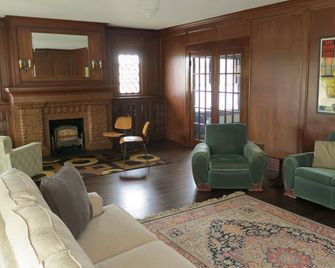 Historic Home - Freshly Renovated - in the Heart of it All - Skyline Views! - Tulsa - Living room