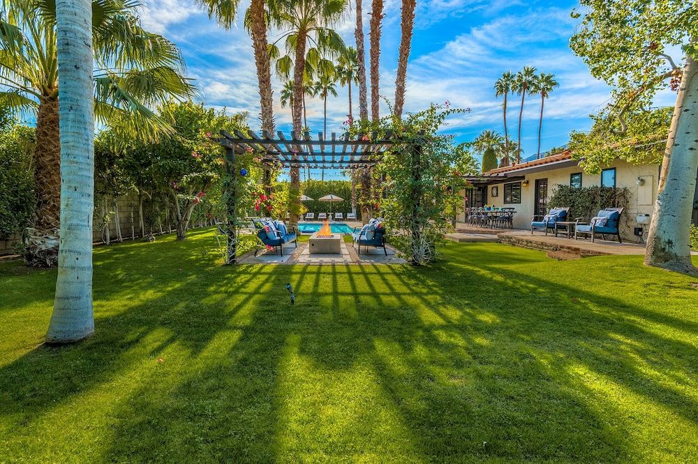 Stunning Resort Style Oasis! Pool, Hot Tub, Fire Table, & Close to Downtown PS! - פאלם ספירנגס - פטיו