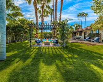 Stunning Resort Style Oasis! Pool, Hot Tub, Fire Table, & Close to Downtown PS! - Palm Springs - Patio