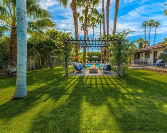 Stunning Resort Style Oasis! Pool, Hot Tub, Fire Table, & Close to Downtown PS! - Palm Springs - Patio