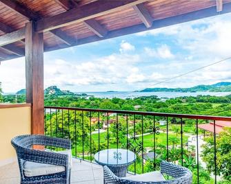 2-Bedroom Condo with Ocean View and Pool - Playa Flamingo - Balcón
