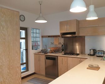 Cosy, spacious 3 bedroom apartment 5 mins from beach - Tamarin - Cuisine