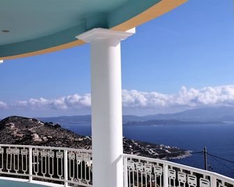 Luxury villa; enchanting views, heated pool - Maratón - Balcón