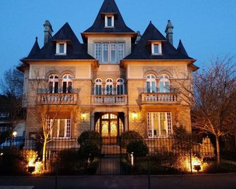 Le Castel Guesthouse - באיואו - בניין