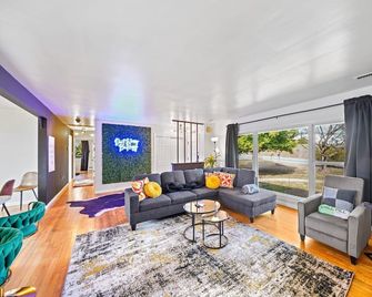 Comfort, Fun, & Charming - 5BR Oasis with Pool - Coatesville - Sala de estar