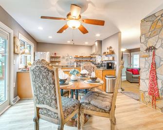 Cozy Hideaway w/ Grill, 17 Mi to Asheville - Black Mountain - Dining room