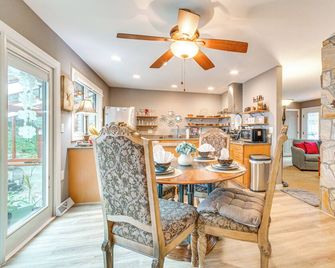 Cozy Hideaway w/ Grill, 17 Mi to Asheville - Black Mountain - Essbereich