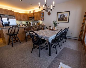 Beautiful 3 bdrm Jay Peak ski-in/ski-out condo! - Jay - Dining room