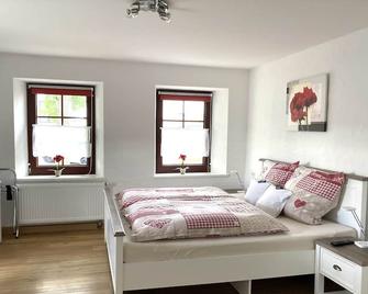 Bright, beautiful double room with a wide view in a quiet location - Pomster - Habitación