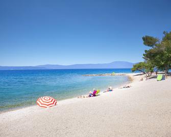 Aminess Younique Gaia Green Villas - Njivice - Strand