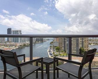 Maritime Retreat- cozy waterfront stay - Hallandale Beach - Balkón