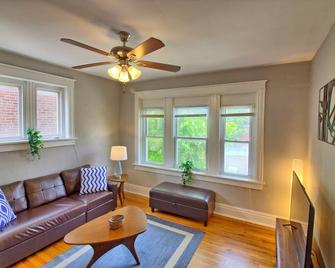 Charming Tower Grove Flat-Steps To T.G Park+grand - St. Louis - Wohnzimmer
