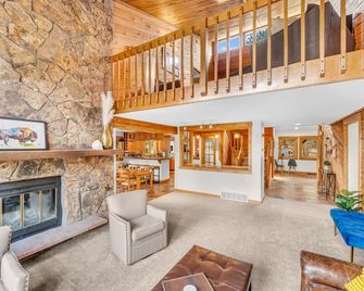 Creekside Mountain Views Hot Tub - Evergreen - Lobby