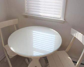 Ocean Block Apartment Located on Wilmington Avenue - Rehoboth Beach - Dining room