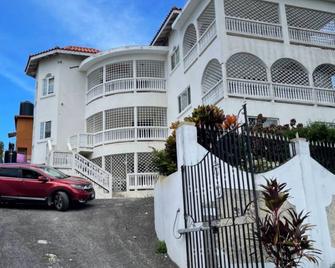 Skyline Suites, A/C 15 mins from Airport - Bahía Montego