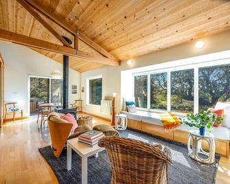 Madrone Cottage - The Sea Ranch - Living room