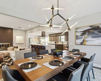 Zen Back Yard with Hot Tub, Firepit, Spa at Home - Dallas - Dining room