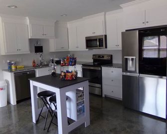 Location Location Location!! - Pearl - Kitchen