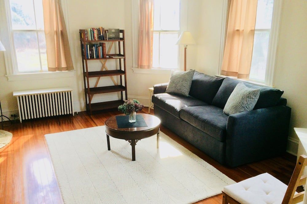 Living room view of Comfortable Living in Casual 100 yr old Home, 10 min walk to Stonington Village