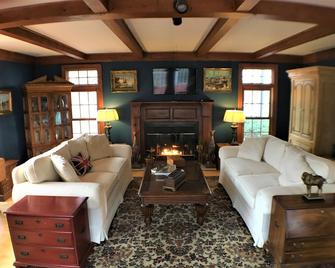 The Manor House Country Home And Retreat - East Peoria - Living room