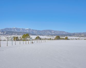 Mtn-View Hideaway with Wood Stove in Pueblo! - Colorado City - Vista del exterior