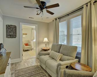 \'Bee Haven\' Cottage Retreat Near Colonial Williamsburg - Gloucester - Living room
