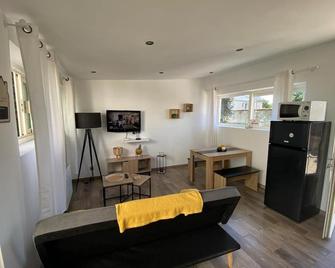 Jolie maisonnette T2 Wifi et parking a proximité - Saint-André-les-Vergers - Living room