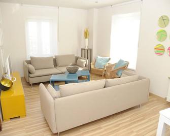Mola Suites - Madrid - Oturma odası