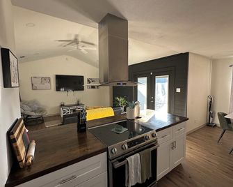 Luxury Lane: Pet & Family Haven Near Asu & Gf Base - Stock Show 7 Mi - No Stairs - San Angelo - Kitchen