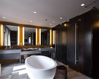Tufenkian Historic Yerevan Hotel - Yerevan - Bathroom