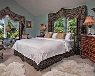 New Euro style decor.brKing bed & Great view brRoom is up stairs brEasy inside carpeted stairs w/iron handrail - Grandview - Habitación