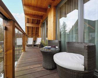 Klimatyczny Apartament z Dostępem do Basenu i Sauny by Noclegi Renters - Zakopane - Patio