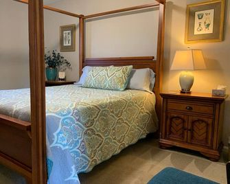 Kit and Caboodle - Pleasing Condo for guests - High Point - Bedroom