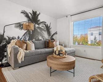 The Palms I Close to DT Sylvan I Bbq I Fire Pit I - Sylvan Lake - Living room