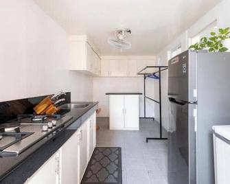 Serene Cozy Air Con Home in Fully-Secured Complex - Urdaneta - Kitchen