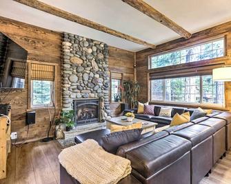 1 Mi to Commons Beach Tahoe City Getaway! - Tahoe City - Living room