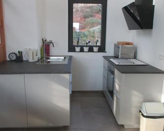 l'abri'gîte sous les arbres - Huy - Kitchen